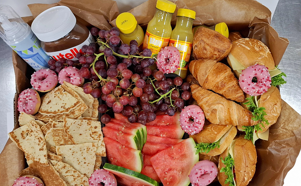 student frukost de lux med frallor, juice,pannkakor, nutella, grädde, mini donuts, melon, vindruvor