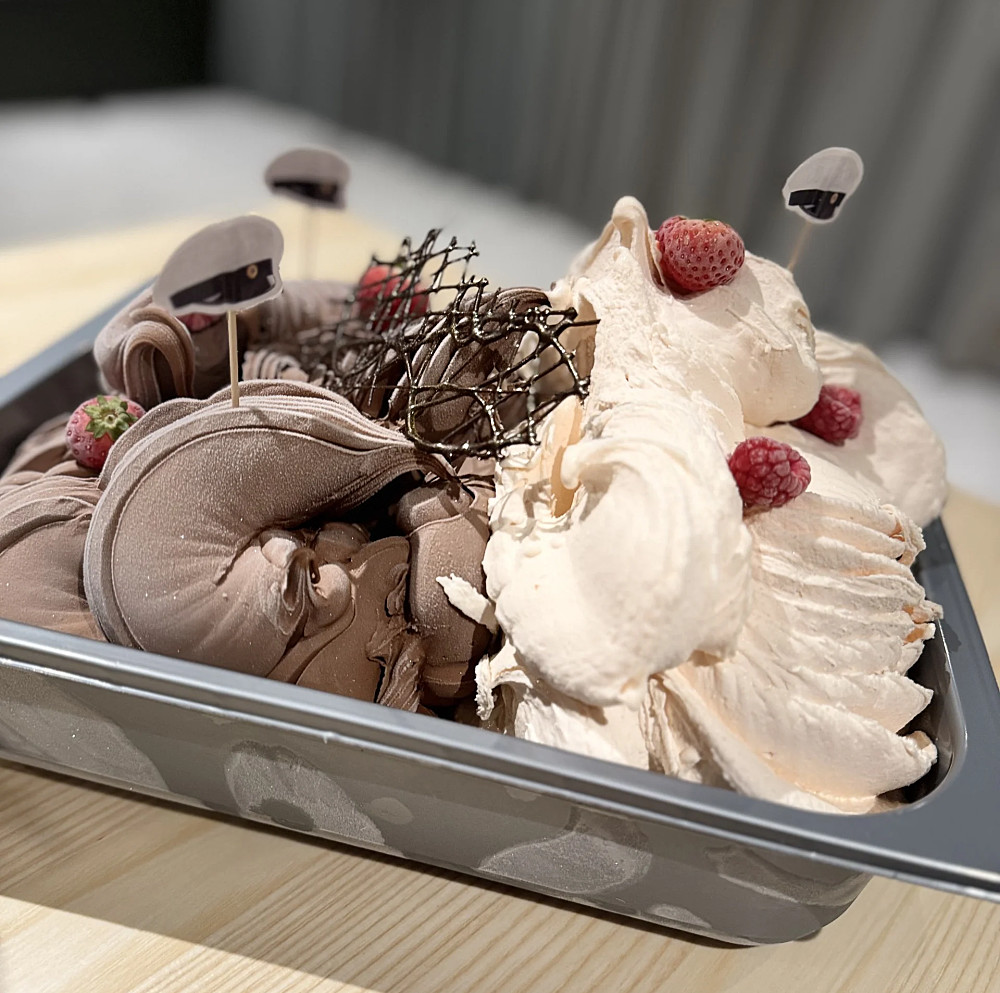 Gelatoglass med dekoration. Chokladgelato och Vaniljgelato.