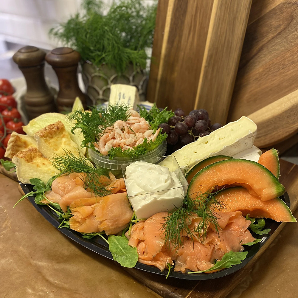 fat med kallrökt lax västerbottenostpaj., aioli, färska räkor, frukt, ost