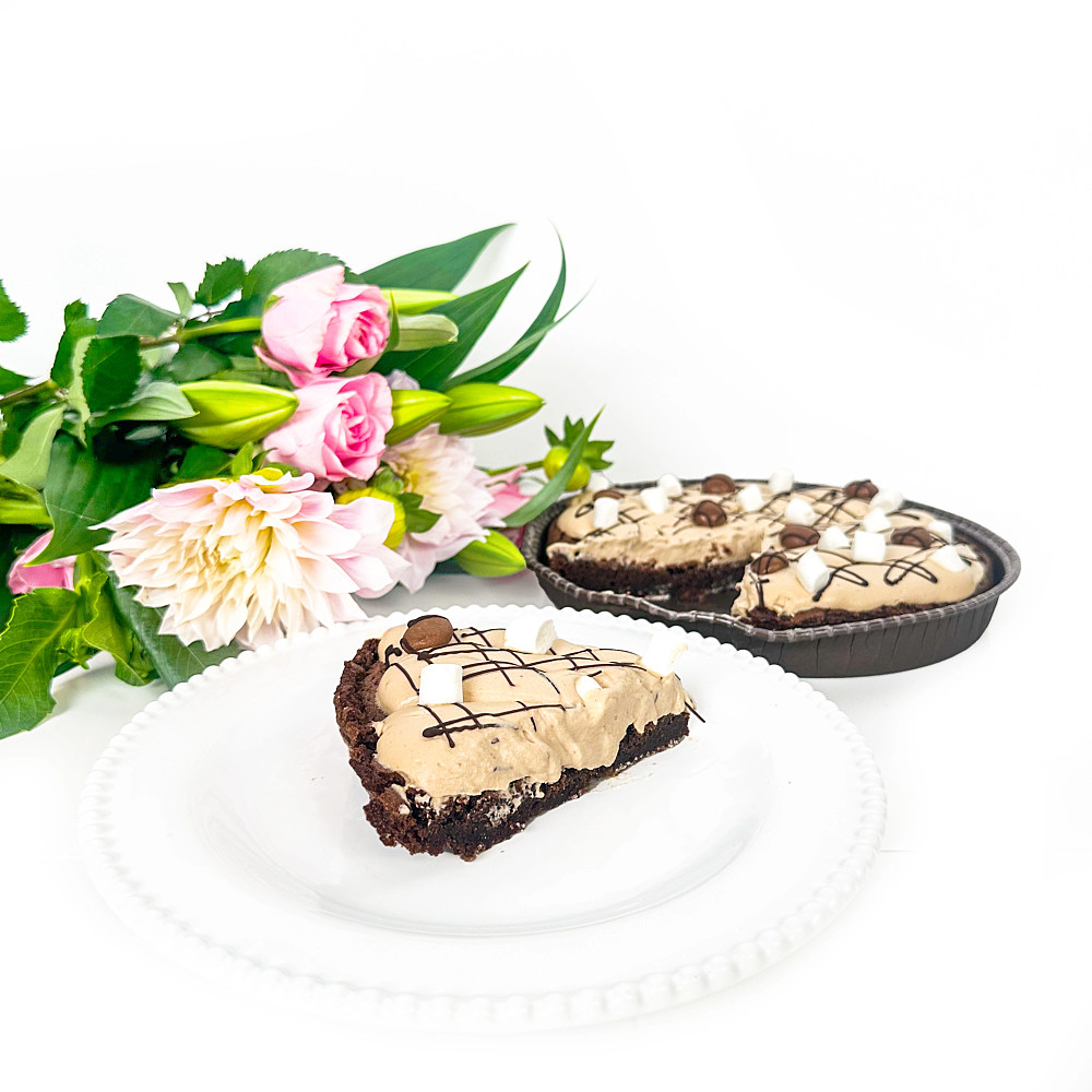 Kladdkaka med dumlefluff, marschmallows och gräddkolagodis.