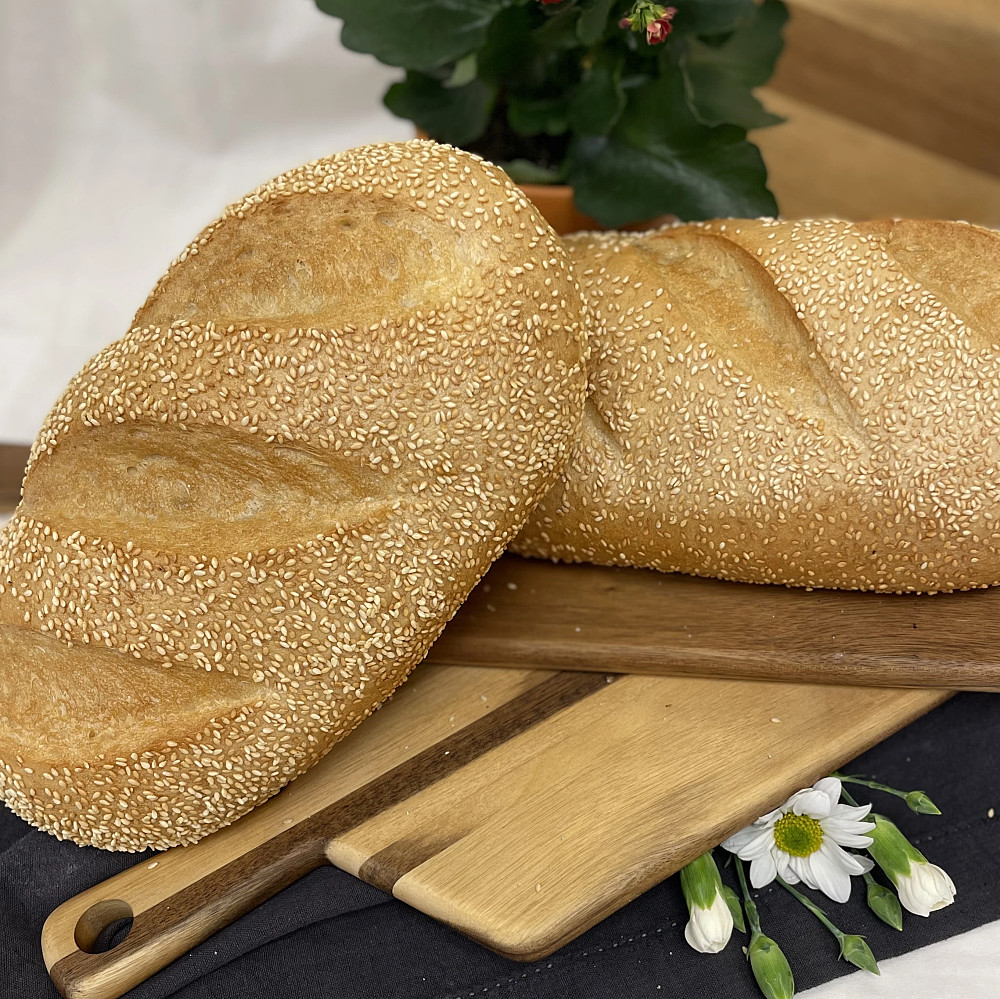 Långfranska.Ett ljust bröd med spröd yta som är toppat med sesamfrö.