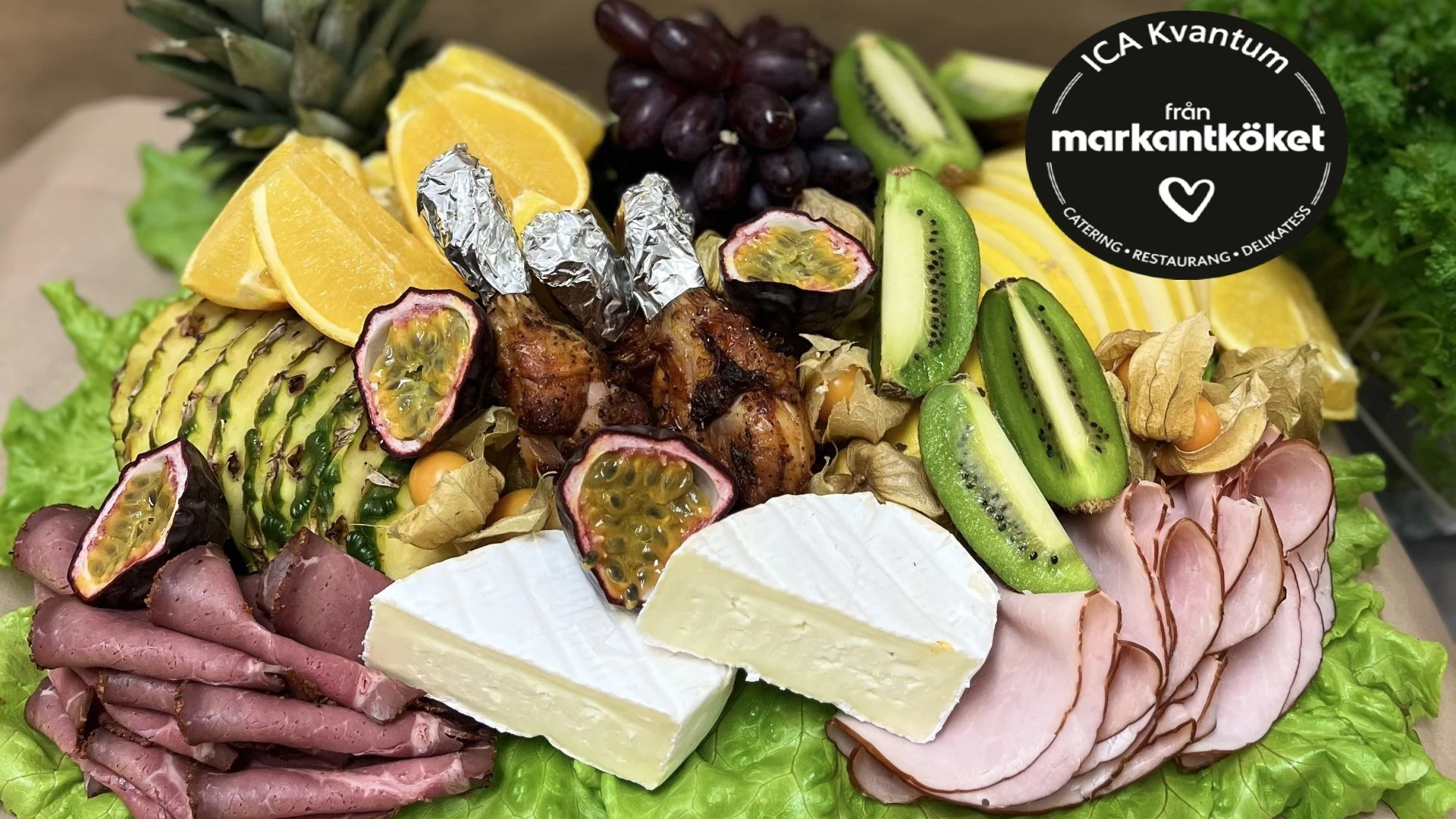 Exotisk planka, säsongens frukter tillsammans med kallskuren rostbiff, grillade kycklingben & basturökt skinka. Vår egengjorda potatissallad samt mimosasallad.