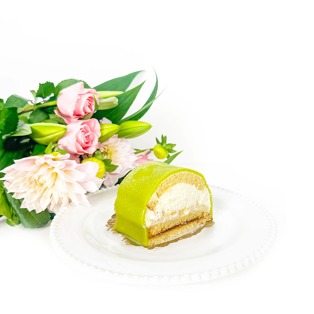 Klassisk prinsessbakelse med hallonsylt, vaniljkräm, grädde och grön marsipan.