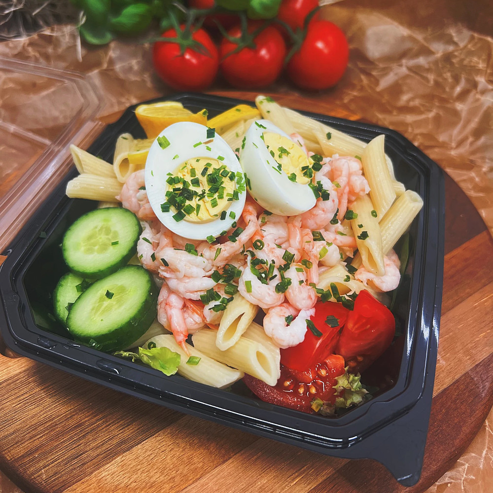 En pastasallad med räkor och ägg