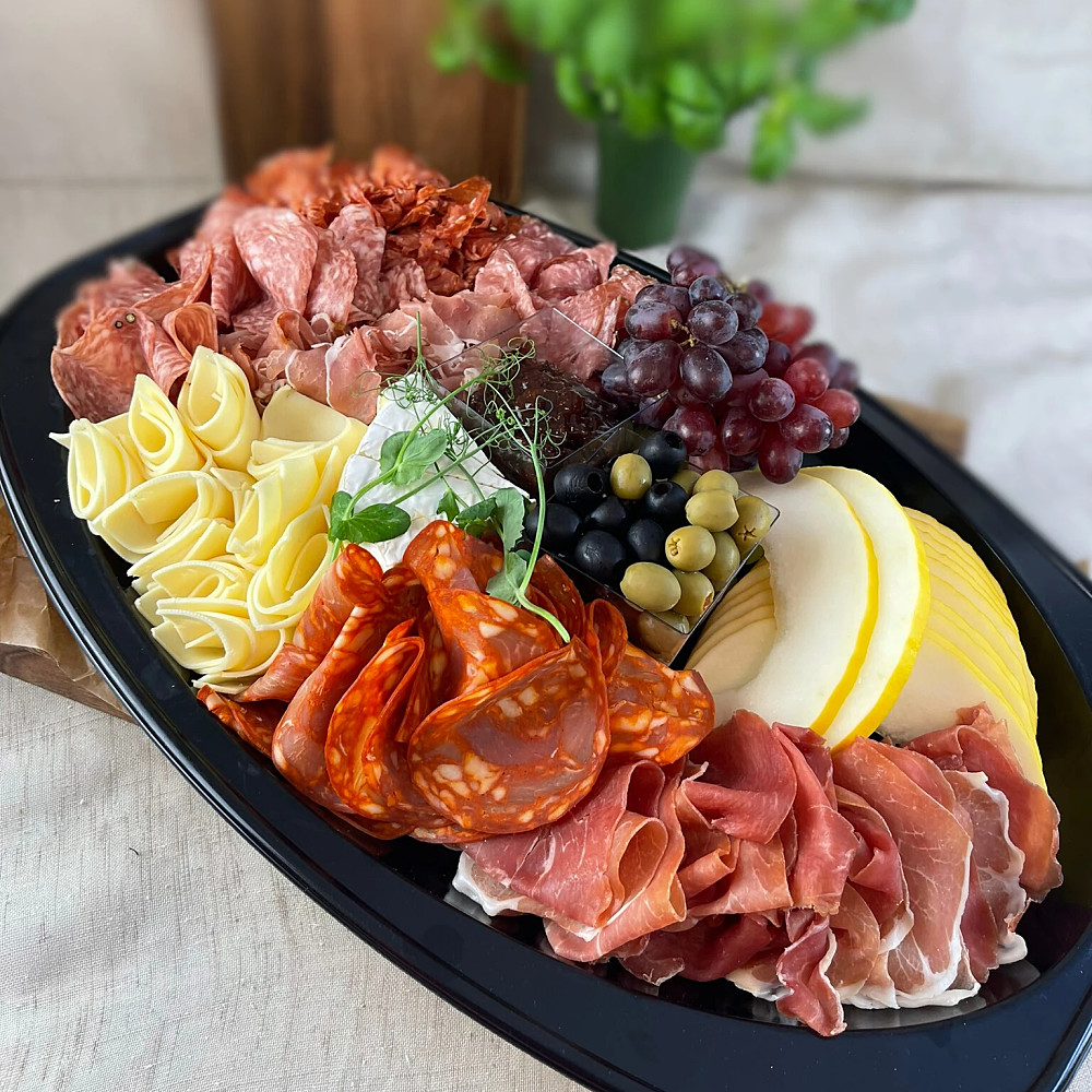 Tapasfat med ost, chark, oliver och frukt