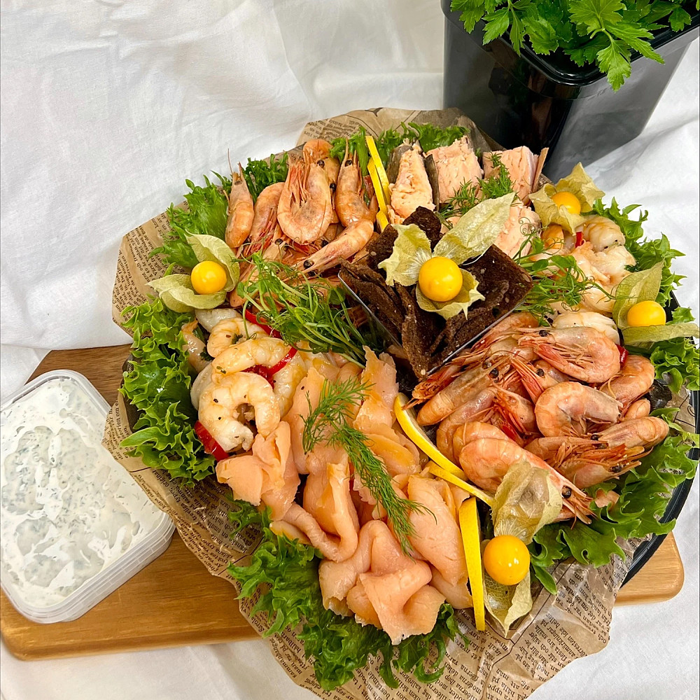 Festfat med kallrökt lax, rökta räkor, vår egen marinerade räkor med chili, persilja och vitlök, varmrökt lax samt vår egen örtsås för 3 personer