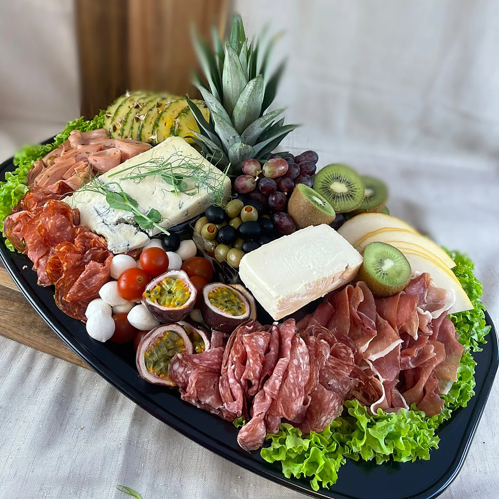 Bufféfat med chark, ost, oliver och frukt