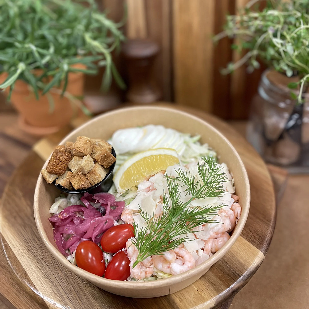 Caesarsallad med handskalade räkor