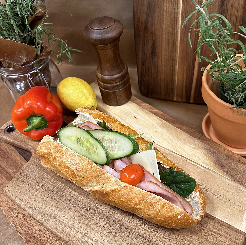baguette med ost & skinka samt sallad