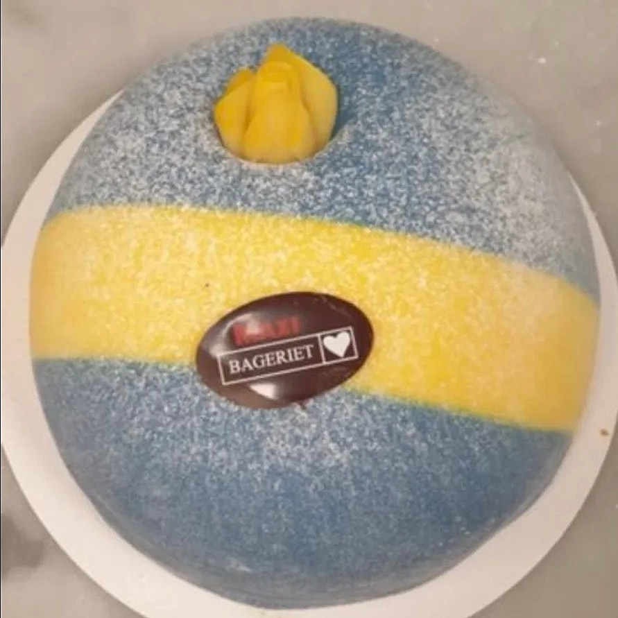 Princesstårta med blå och gul marsipan och gul ros