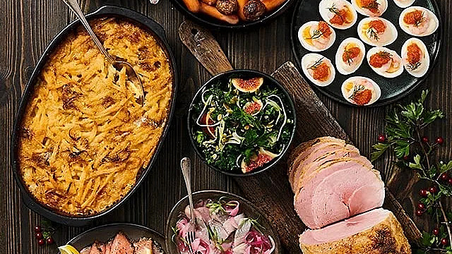 Julbuffé med köttbullar, rödkål, prinskorv, janssons frestelse, rödbetssallad, två sorters sill, ägghalvor med skagenröra, rostbiff och potatissallad, lax med gravlaxsås, julskinka, bröd med smör och ost.