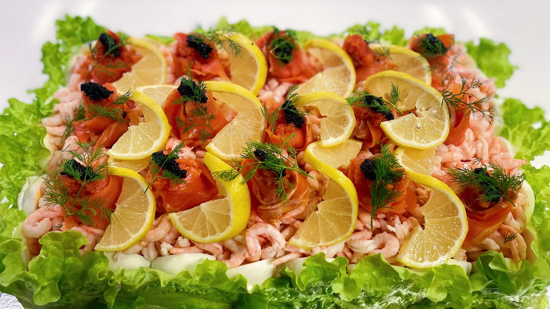 Lyx smörgåstårta - Fylld med vår egengjorda skagenröra toppat med räkor, ägg, kallrökt lax och stenbitsrom. Garnerat med citron, dill och sallad!