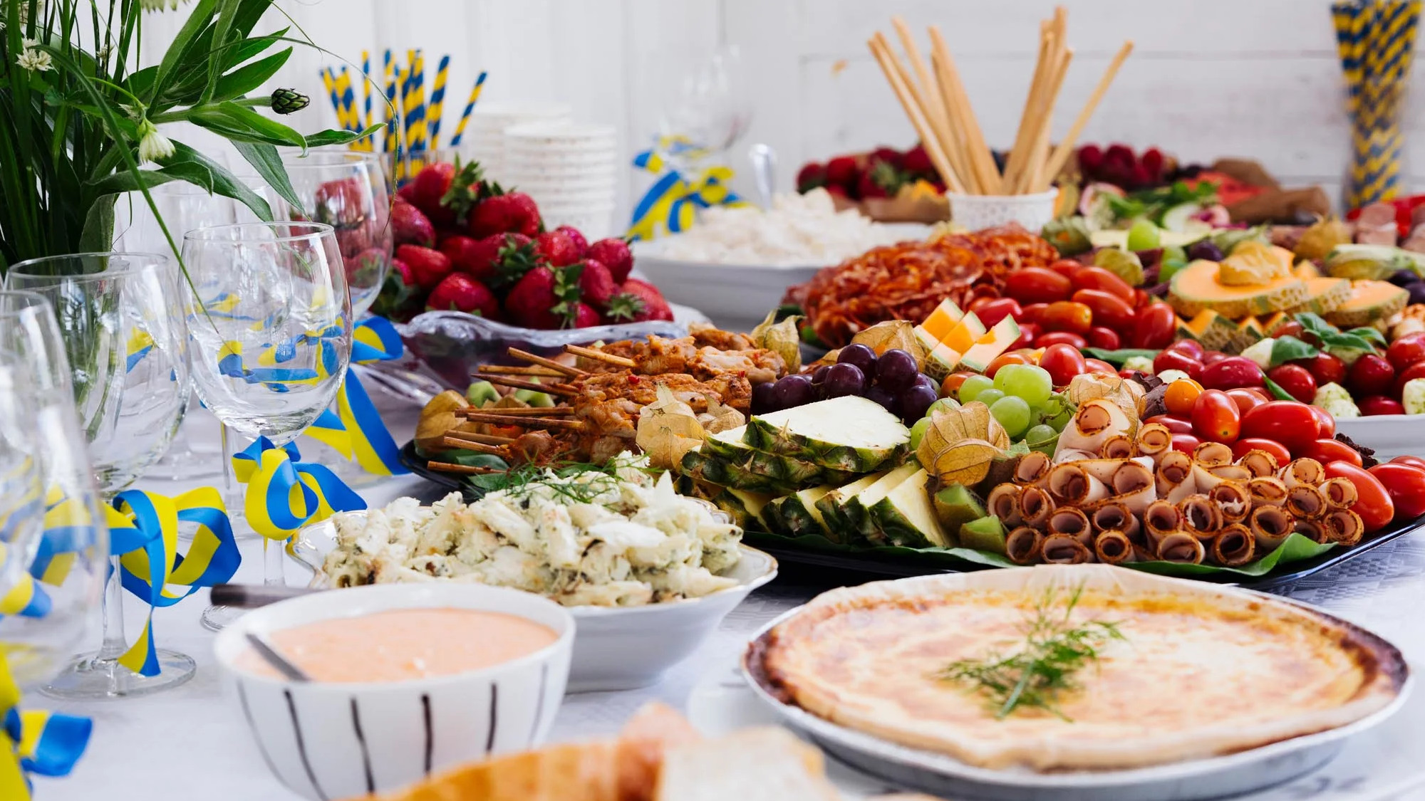 cateringsida med smörgåstårta, pastasallad, potatissallad samt tomat och mozzarella,tårtor