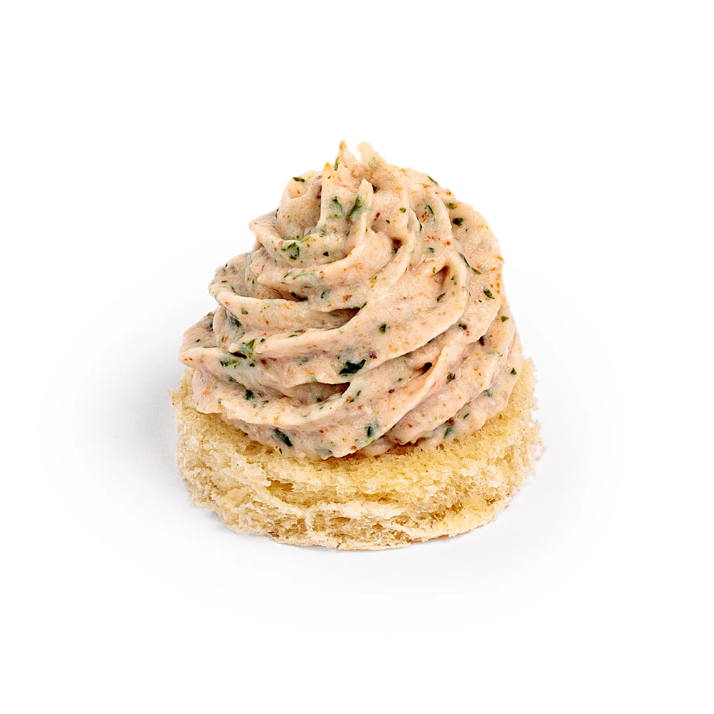 Snitt med en lättrökt skinkmousse
