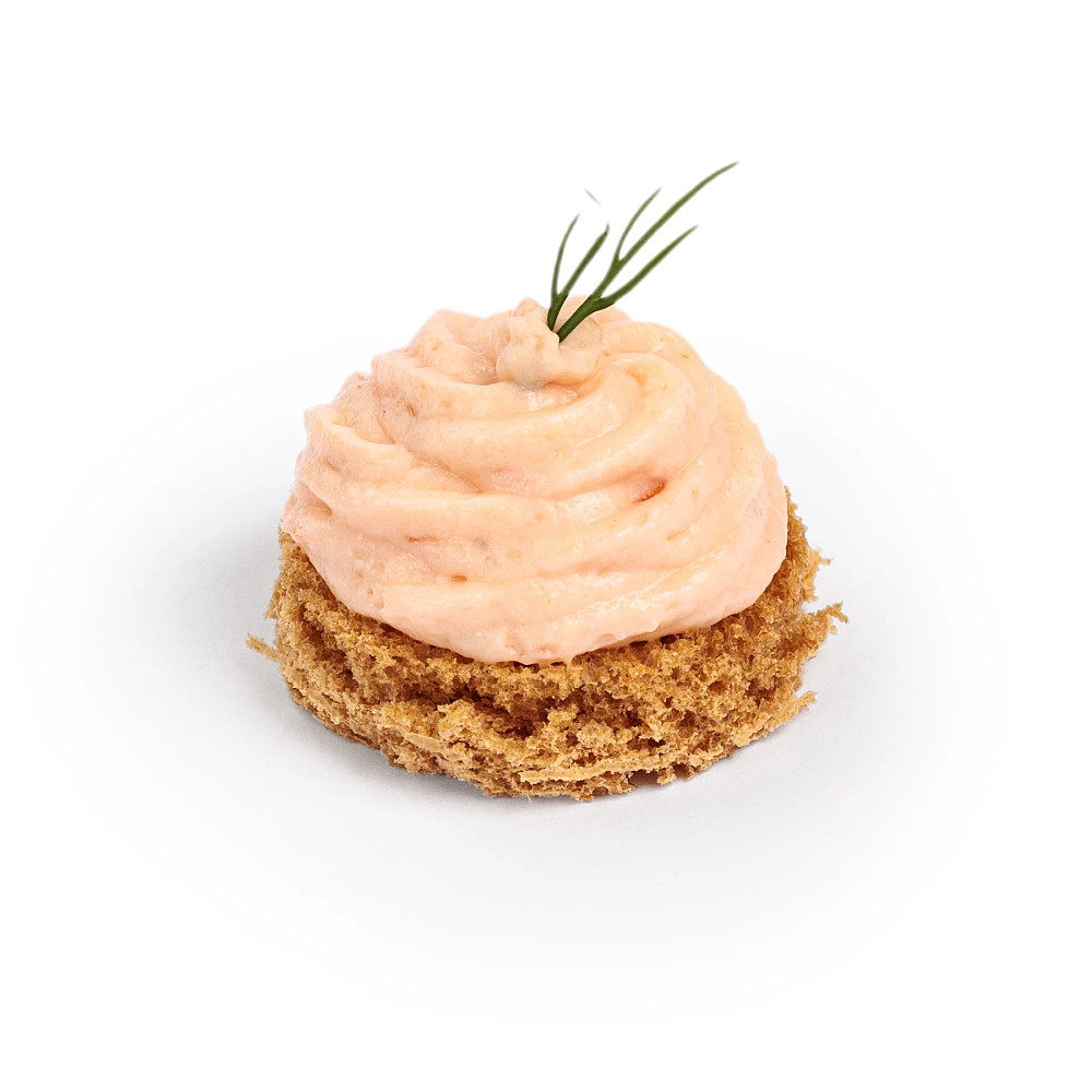 Len mousse av varmrökt lax på mörkt bröd.  landgångsbröd mörkt laxmousse på varmrökt lax dill