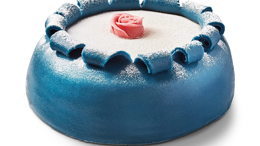 Blå marsipankupol på sockerkaksbotten, fylld med crème chantilly och blåbärssylt. Fint dekorerad med marsipanros.