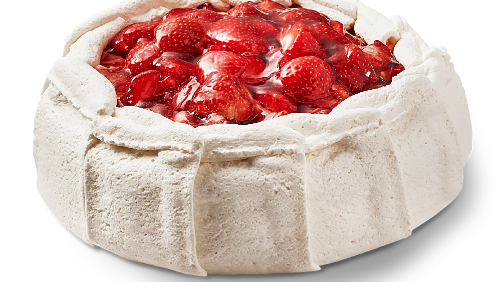 Klassisk sockerkaksbotten med hallonsylt, vaniljkräm och luftig vispgrädde. Toppad med jordgubbar eller hallon beroende på säsong. 