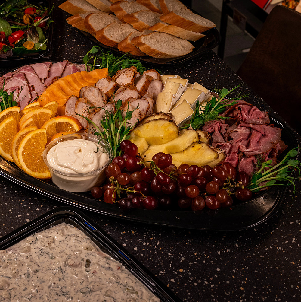 Kallskuret upplagt på fat, kött blandat med frukt
