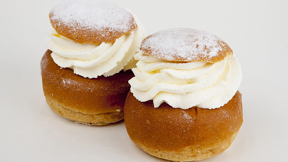 Två semlor med grädde och mandelmassa