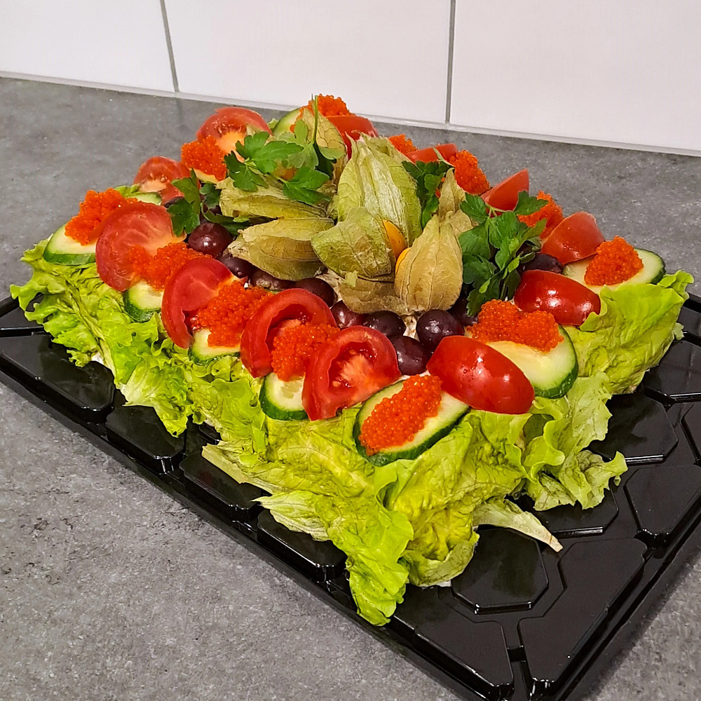 Smörgåstårta vegansk med tångcaviar och grönsaker