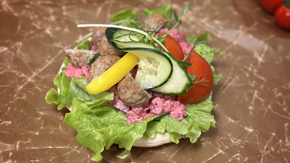 Köttbullesmörgås med rödbetssallad, garnerad med gurka, tomat och paprika