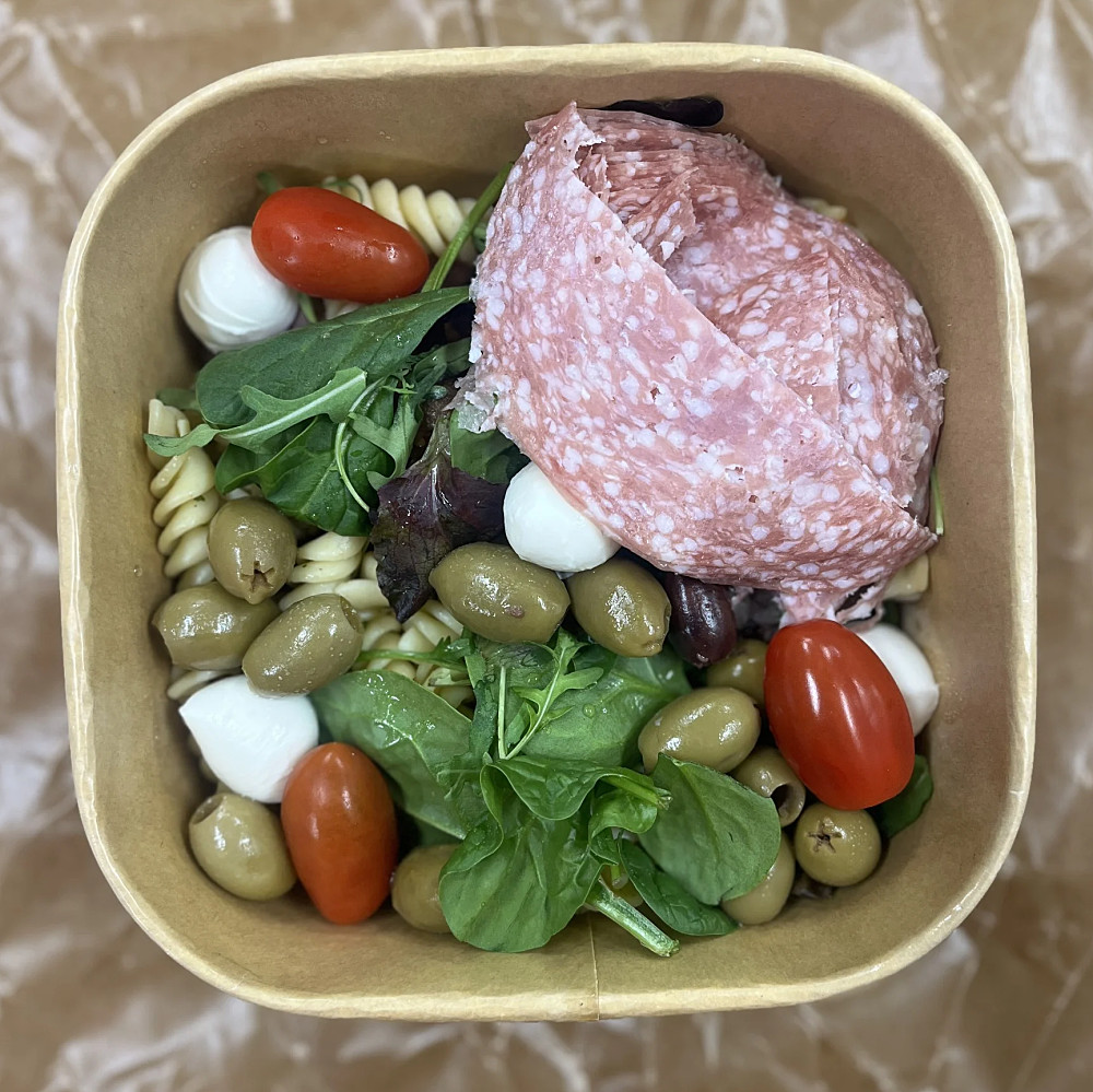 Italiensksallad med milanosalami,mozzarella bollar, mixade oliver och tomater.