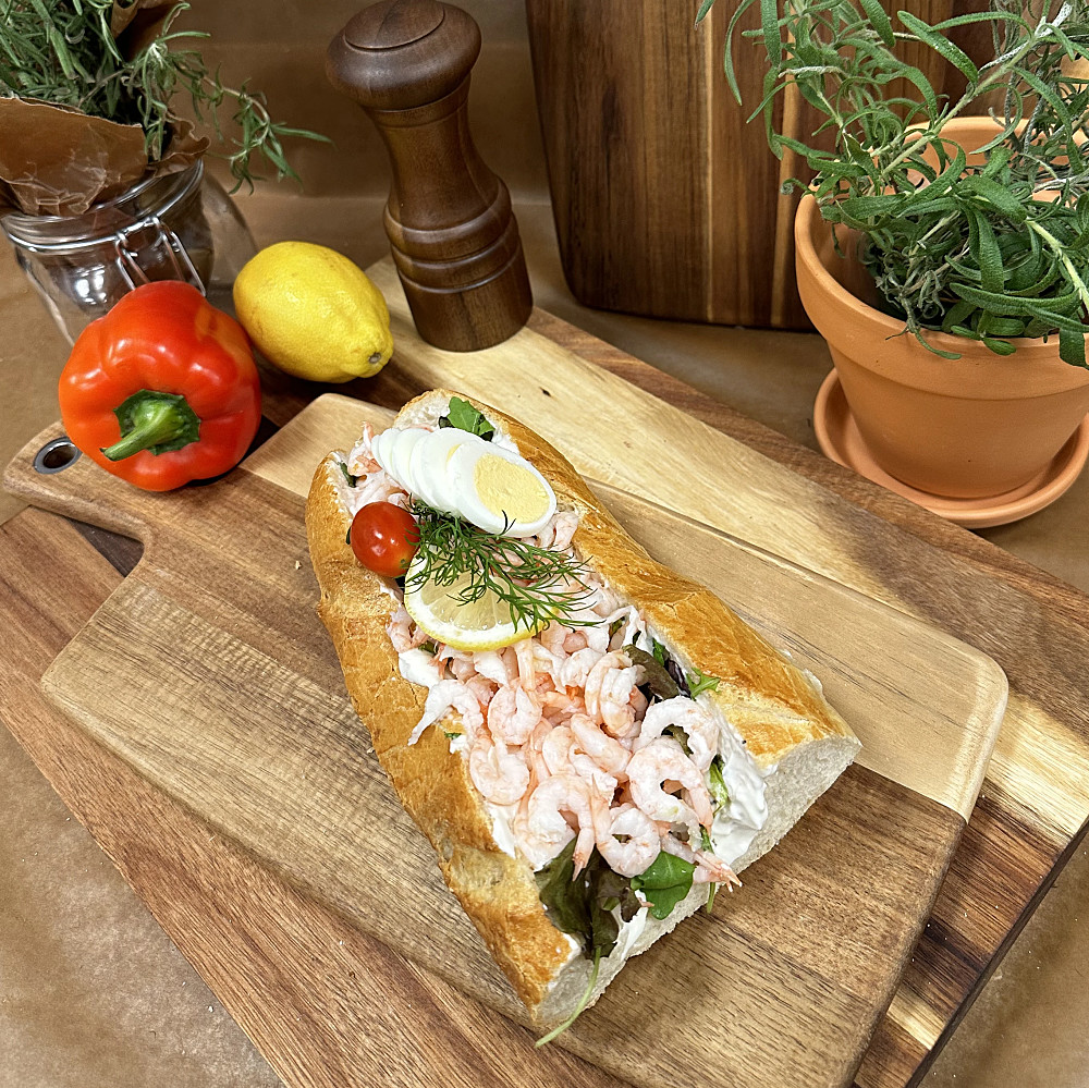 En räkbaguette med räkor och ägg