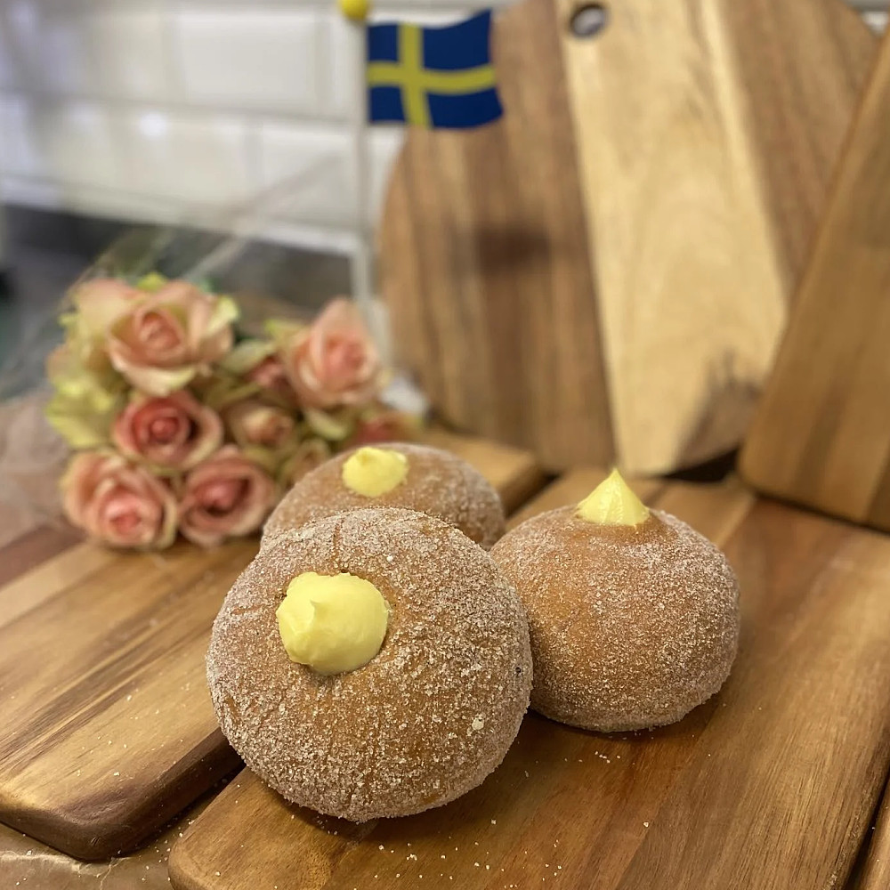 Vetebulle doppad i smör och socker samt vaniljkräm i 