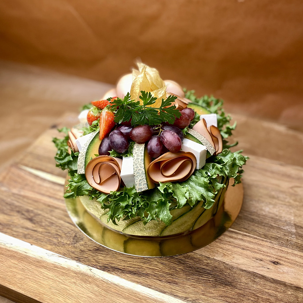 En vegansk smörgåstårta gjord på vegansk skagenröra och vegansk majonnäs. Toppad med sallad, quorns rökta skivor, greek white, melon, druvor, jordgubbar, physalis och persilja.