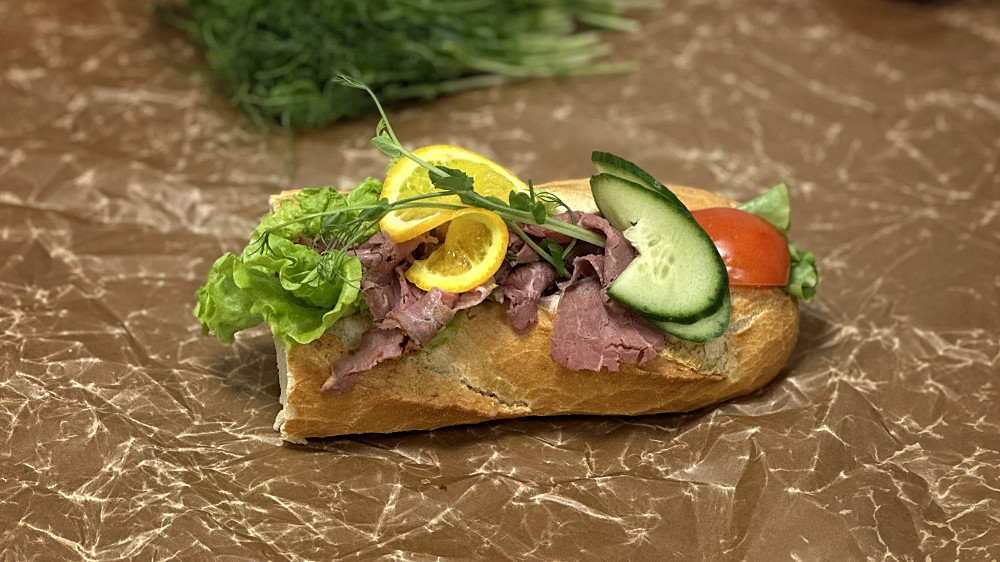Baguette fylld med rostbiff och våran härlagade potatissallad.