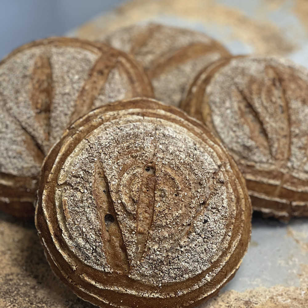Ett gott bröd som är gjort på vetemjöl och rågsurdeg.