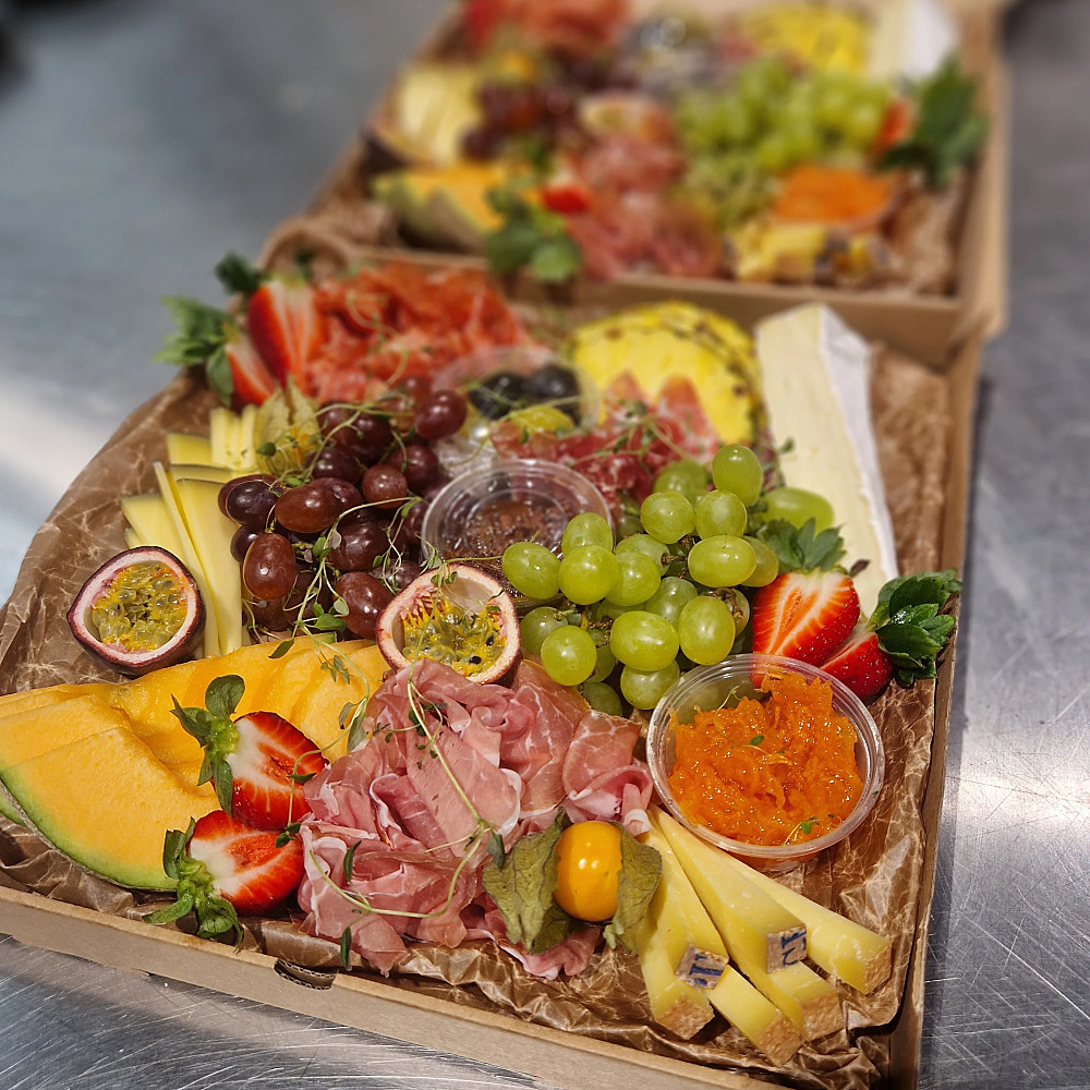 Pizzabricka med härlig tapas plock ost och chark delikatess