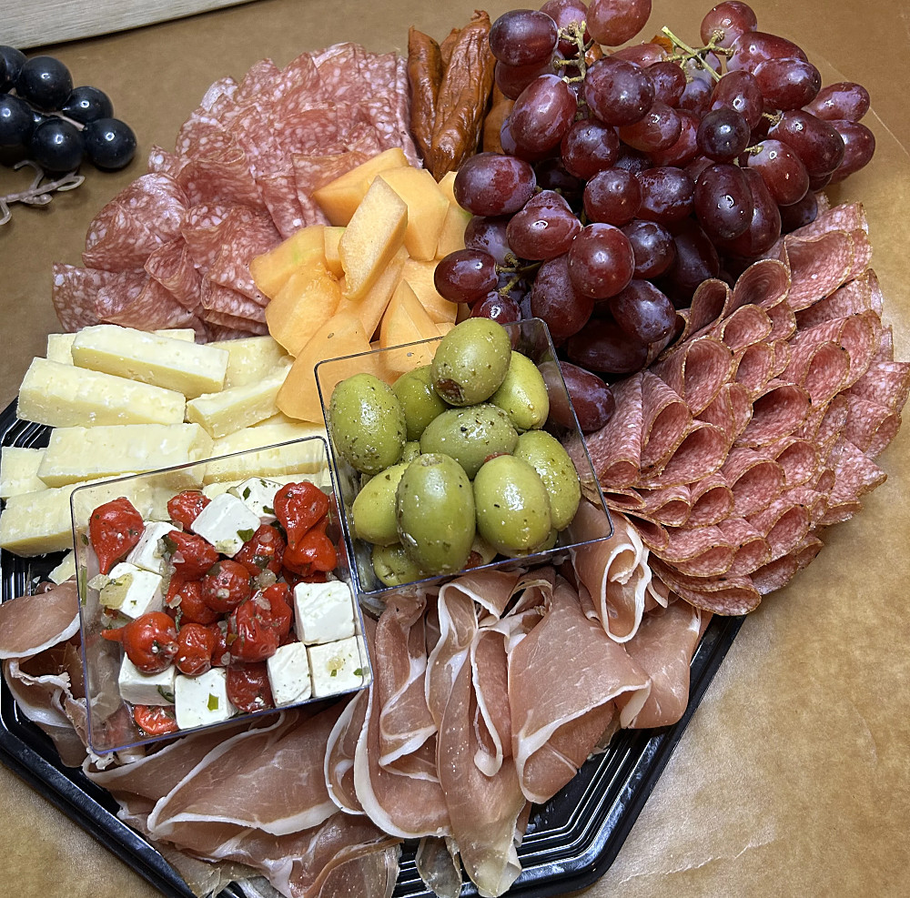 Våran goda plockbricka med delikatessens favoriter! Innehåller salami, tapaskorvar, lufttorkad skinka, ost, frukt och goda inläggningar.