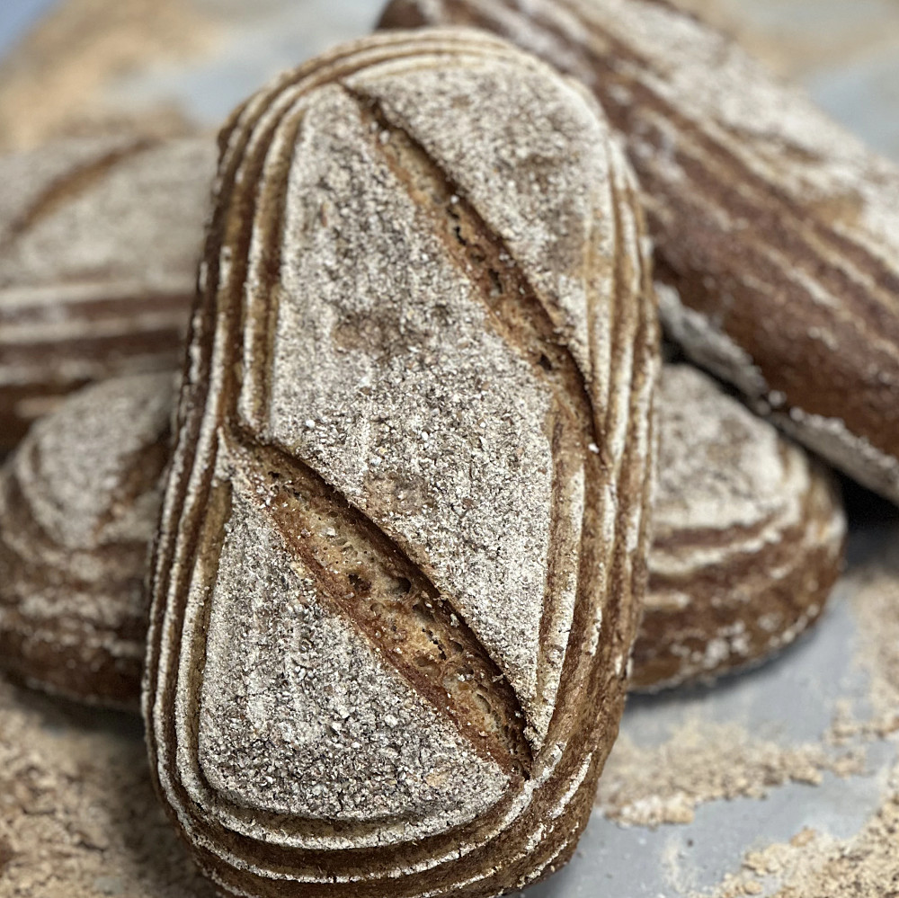 Rågsurdeg bröd, ett kompakt bröd som passar den som vill äta ett gott bröd men lite nyttigare