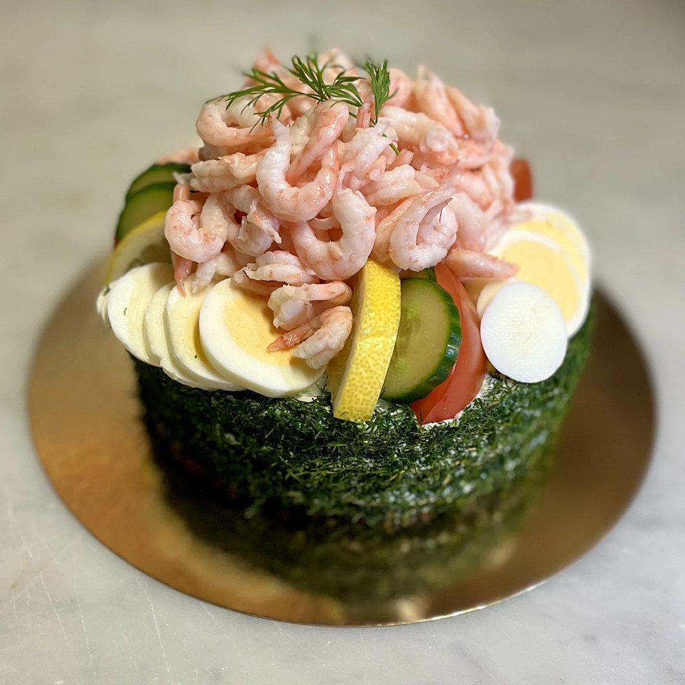 Skagentårta med färska räkor, ägg, och dill.