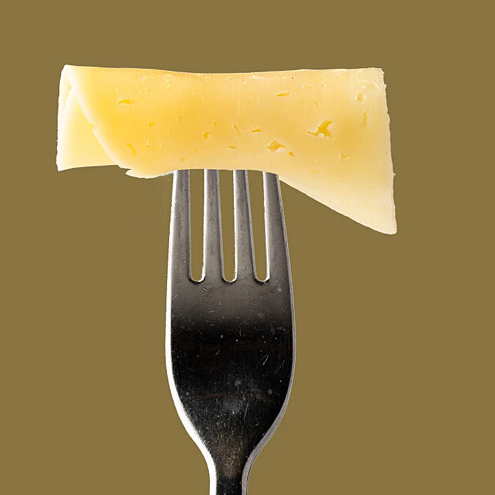 Ost och serranoskinka på en gaffel