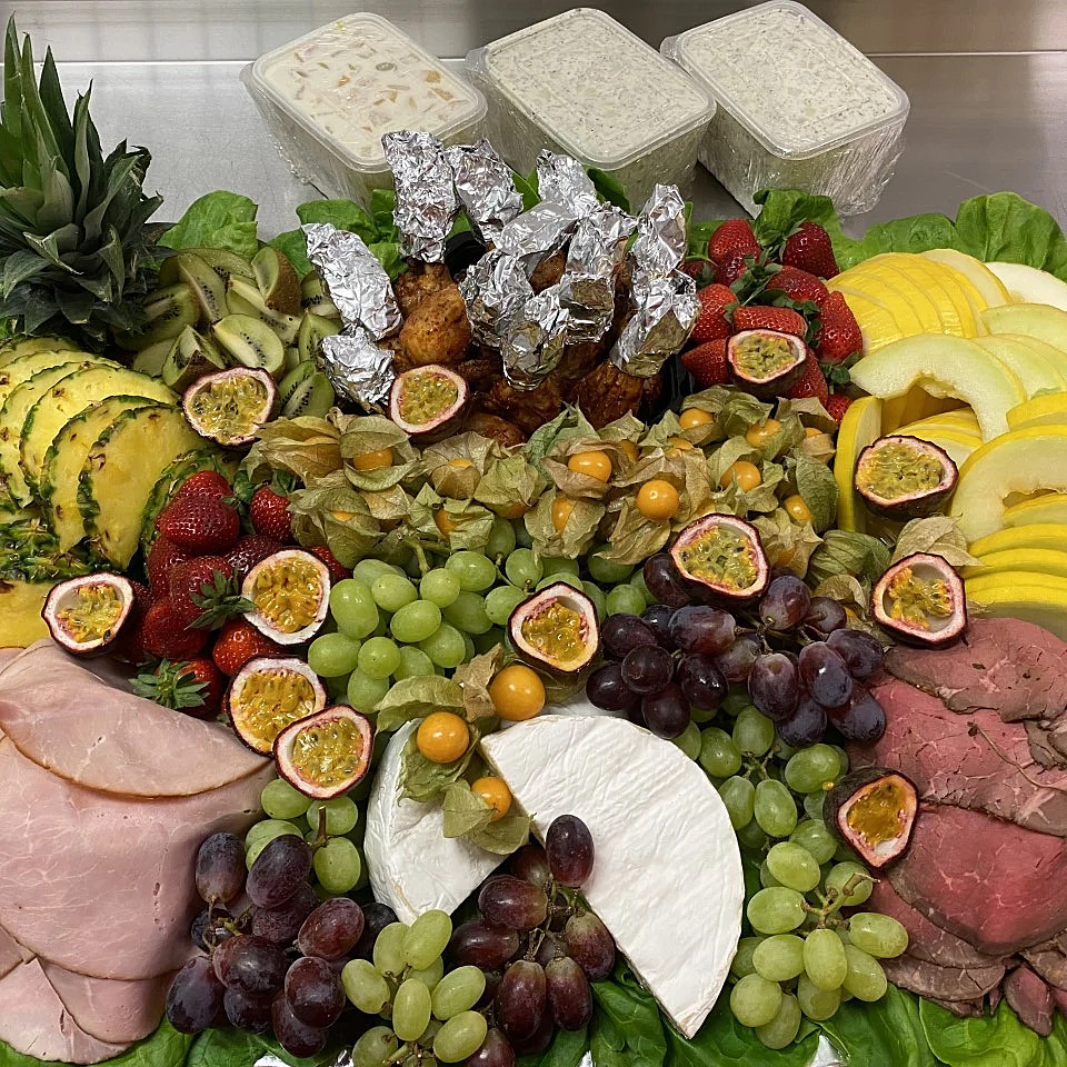 Exotisk planka med säsongens frukter, kallskuren rostbiff, grillade kycklingben och basturökt skinka.