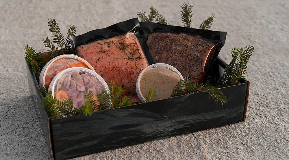 Svart ´presentlåda fylld med fiskdelikatesser från Bergmans Fisk