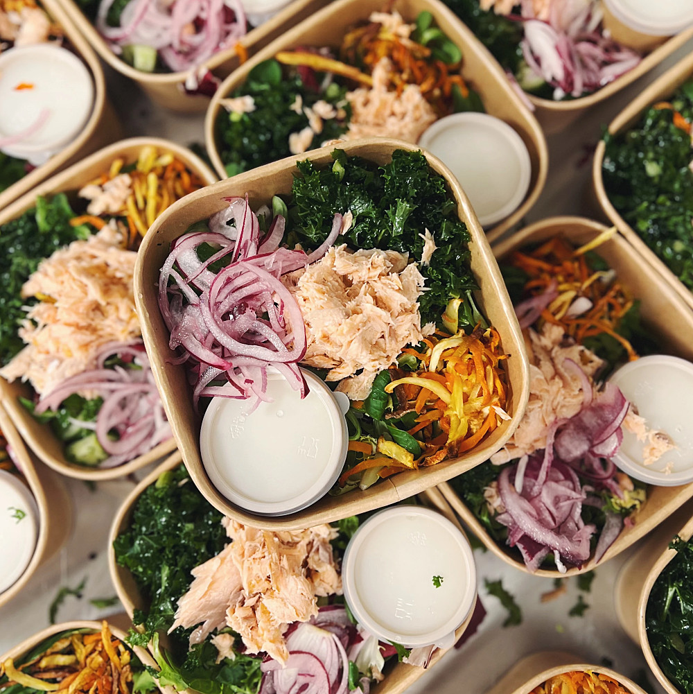 Varmrökt laxsallad med belugalinser