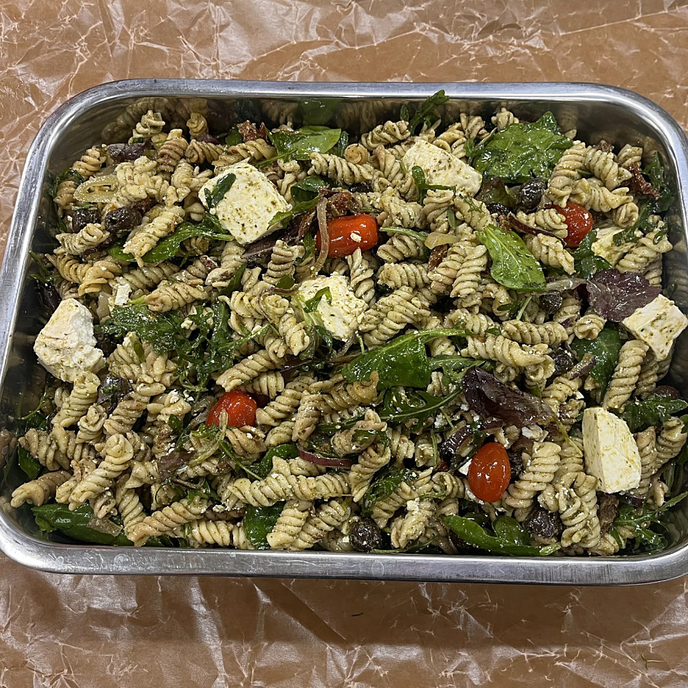 Lenas pastasallad. Italiensk pastasallad med basilikapesto, soltorkade tomater, oliver, salladsost, småtomater, rödlök och ruccola