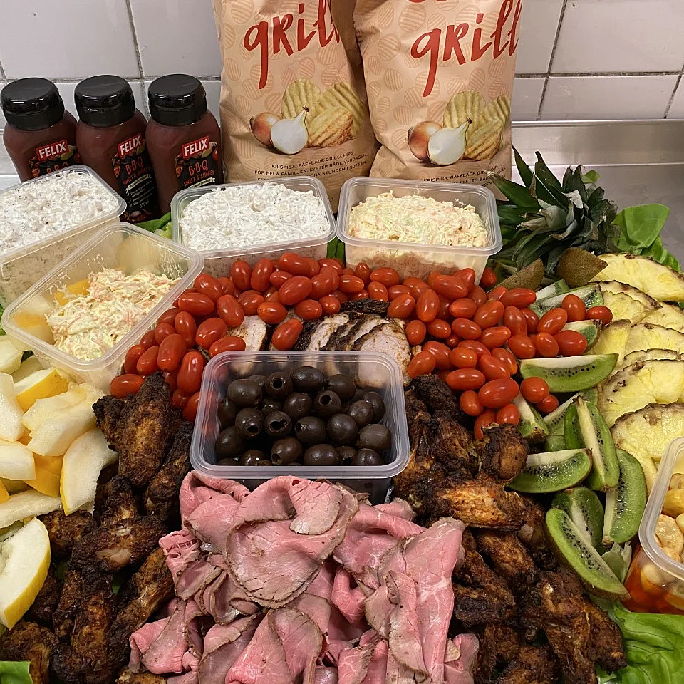 BBQ-planka med 3 sorters kött och tillbehör
