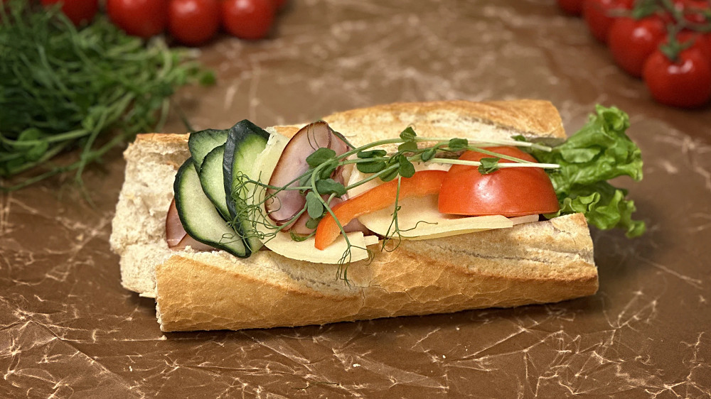 Baguette fylld med skinka och ost