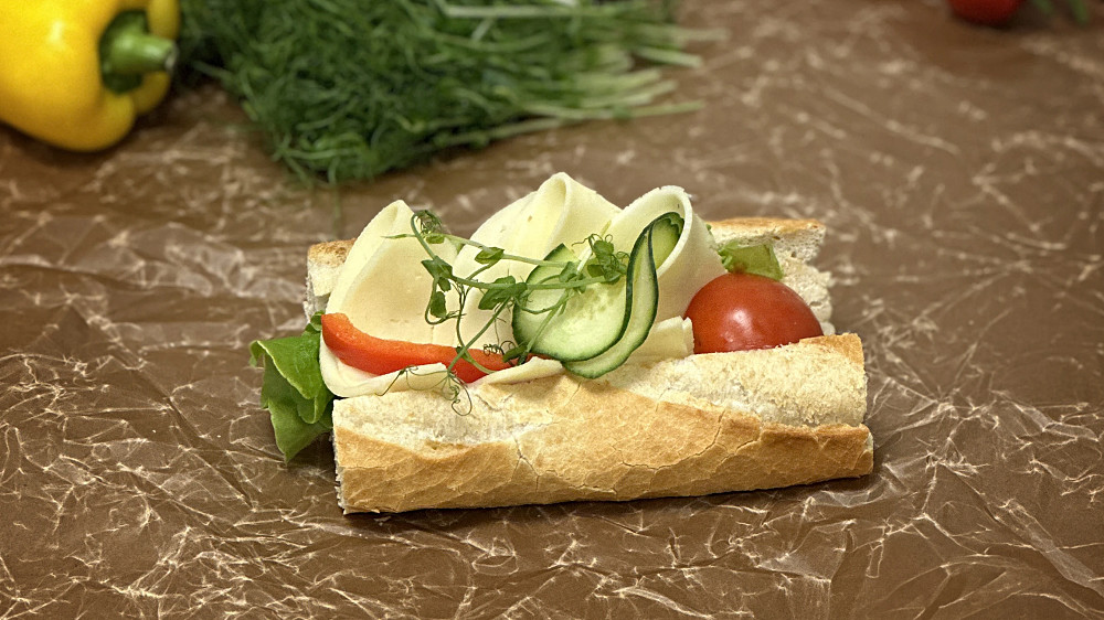 Baguette med ost, tomat, gurka, paprika och ärtskott.