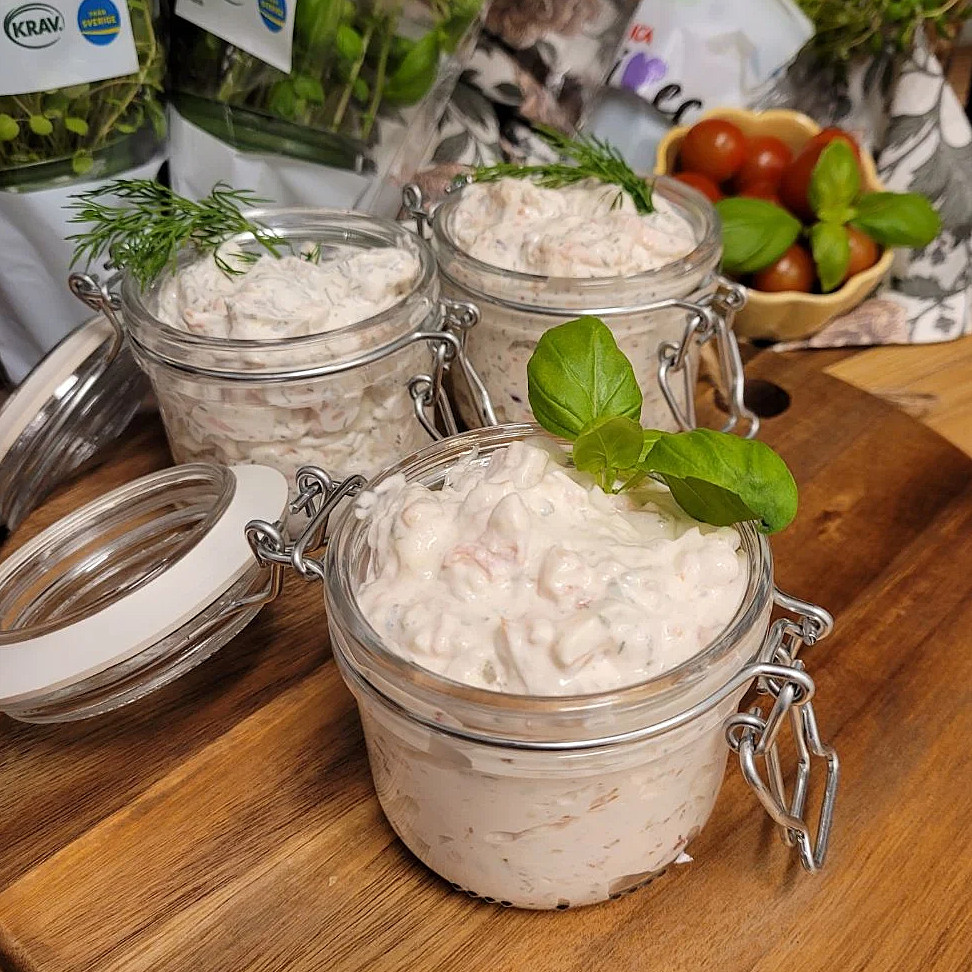 Vår egna tomatsallad med nytt recept! Efter omröstning från er kunder byttes aromaten ut mot örtsalt, för hos oss får även ni kunder möjlighet att väga in!