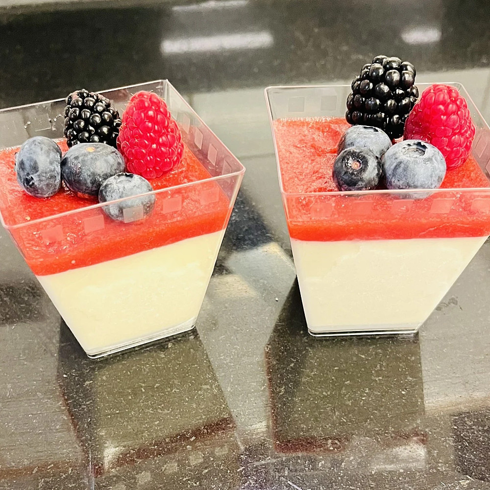 Vaniljpannacotta med Skogsbär