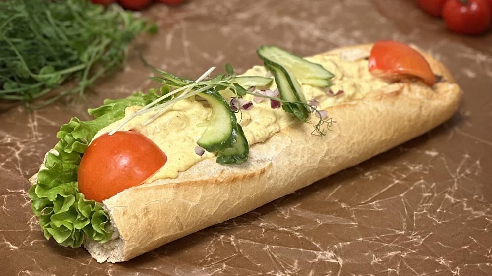 Stor baguette fylld med krämig kyckling & curryröra