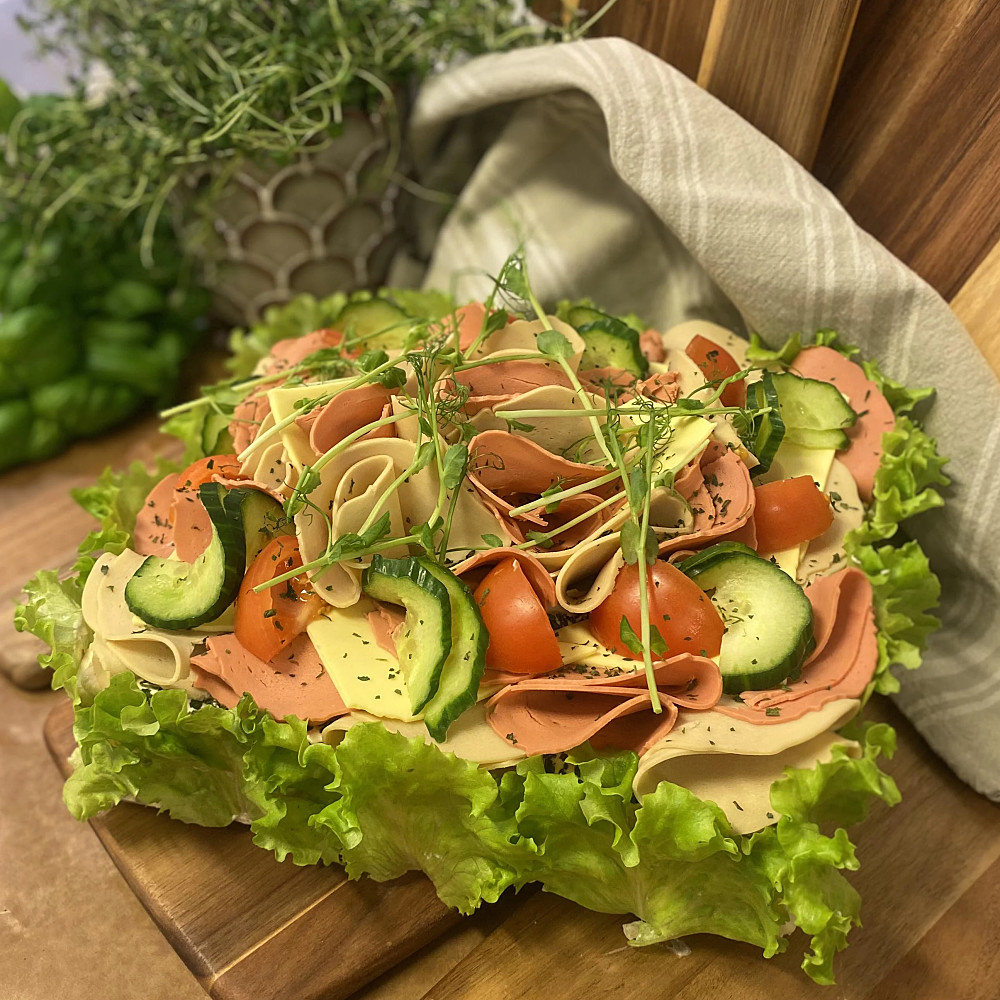 smörgåstårta med vegans chark och toppade med grönsaker