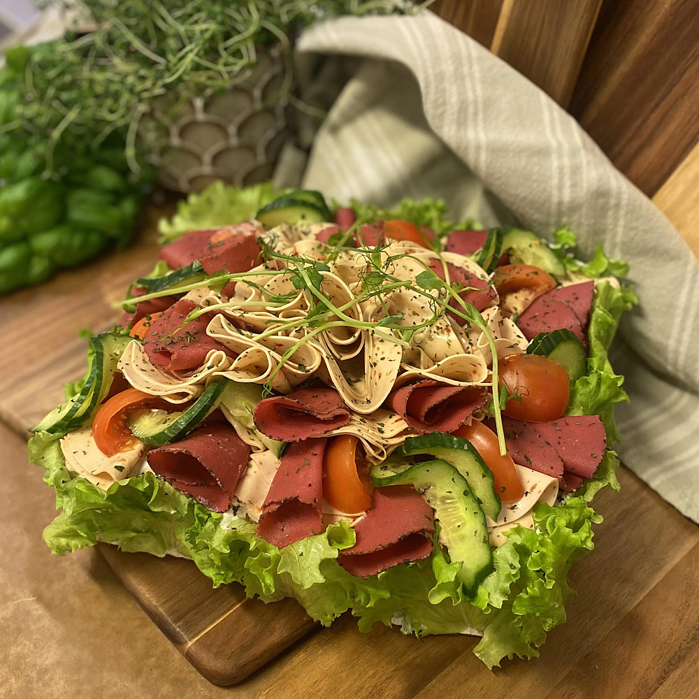 Smörgåstårta med vegetarisk chark och grönsaker på toppen