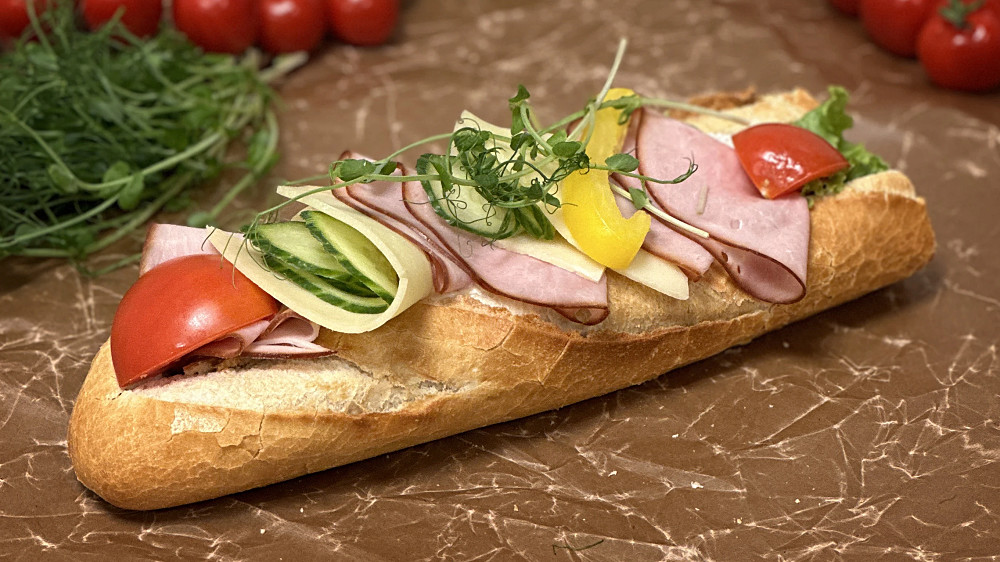 Stor baguette fylld med ost och skinka