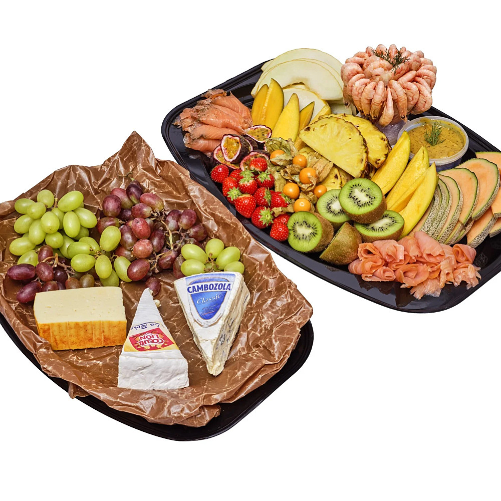 Kökets lax och räkfat med bland annat rökt och gravad lax, räkor med skal, ostar och frukter.